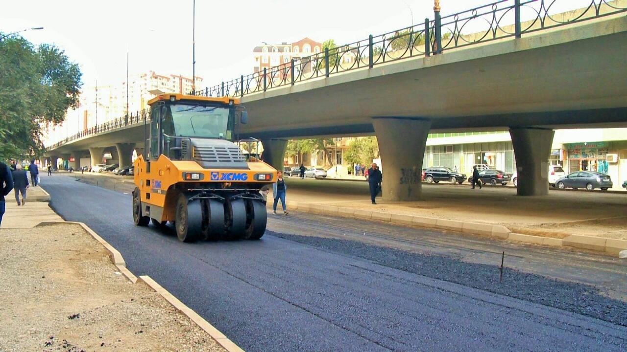 Ремонтируется участок дороги на одной из улиц Баку
