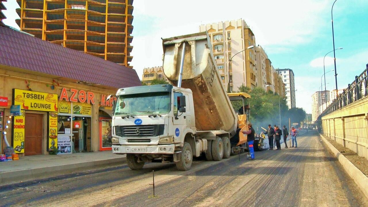 Ремонтируется участок дороги на одной из улиц Баку