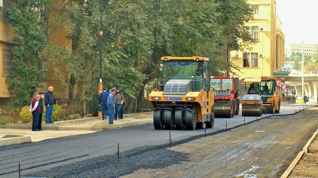 Ремонтируется участок дороги на одной из улиц Баку