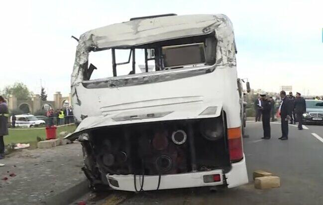 Появились новые кадры попавшего в Баку в аварию автобуса