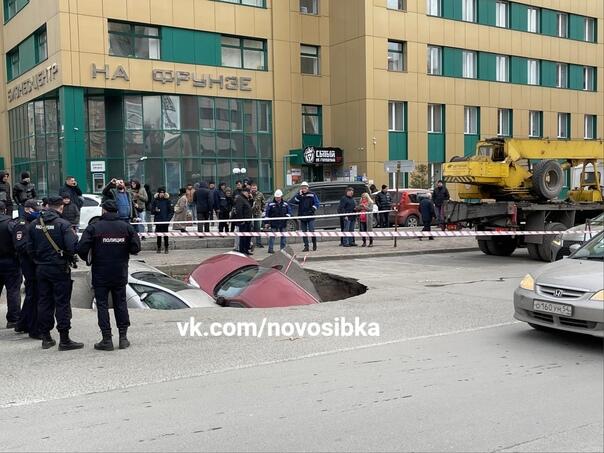 В России машины провалились в яму с кипятком