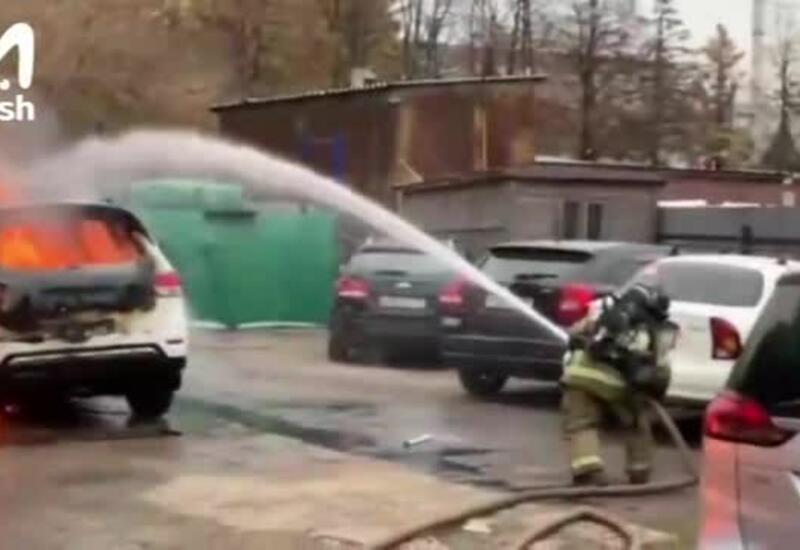 Загоревшиеся из-за пожара на складе в Москве машины сняли на видео