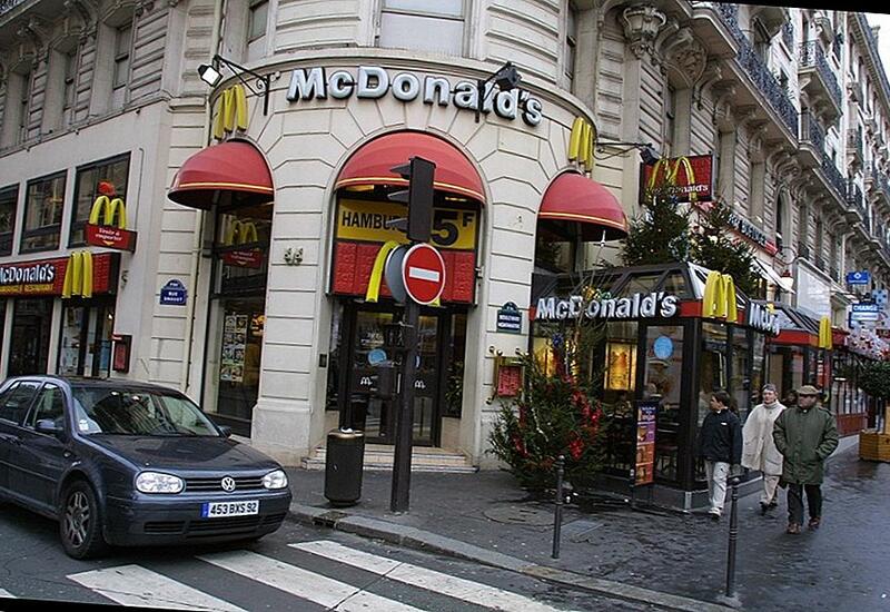 Во Франции на McDonald's подали в суд за возможное использование детей для скрытой рекламы