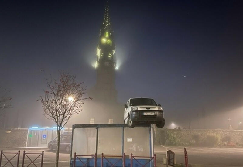 Жителей французского города удивила машина на крыше остановки