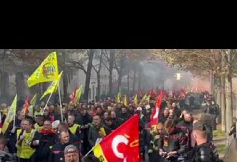 В Париже протестуют пожарные