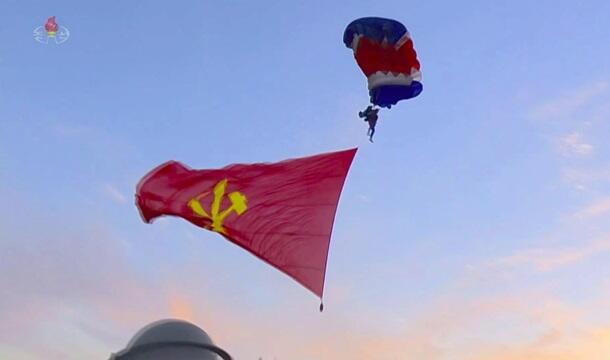 Новая форма парашютистов КНДР напомнила форму Капитана Америки