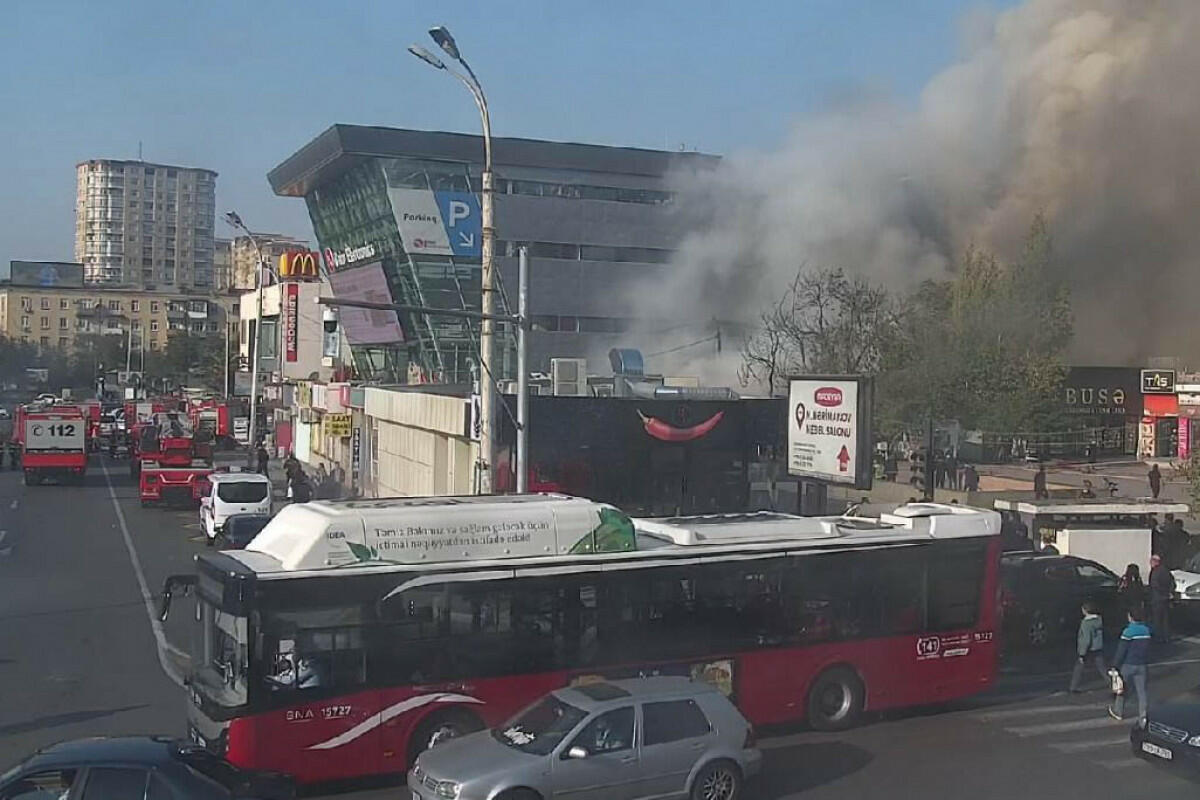 В Баку произошел сильный пожар