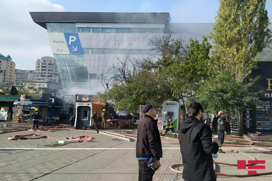 В Баку произошел сильный пожар