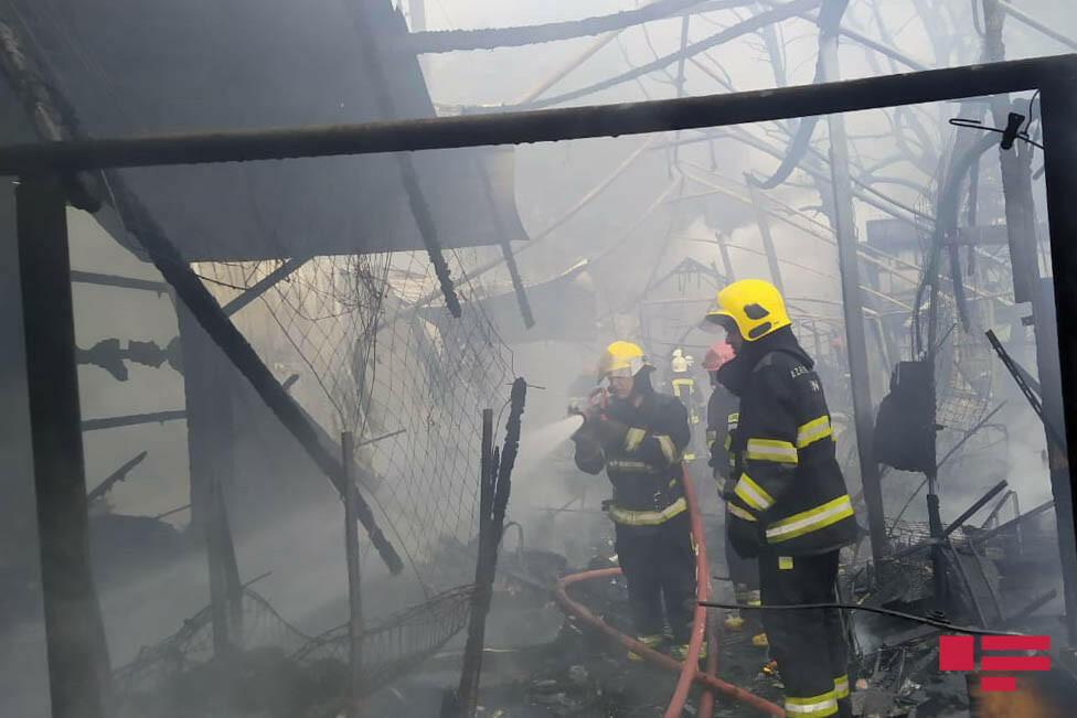 В Баку произошел сильный пожар