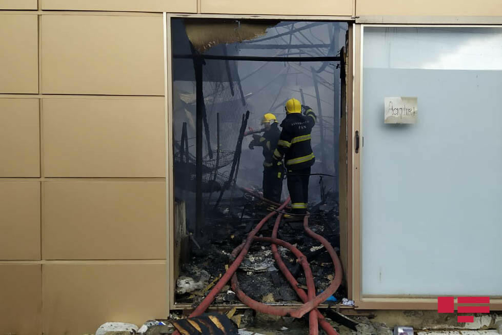 В Баку произошел сильный пожар