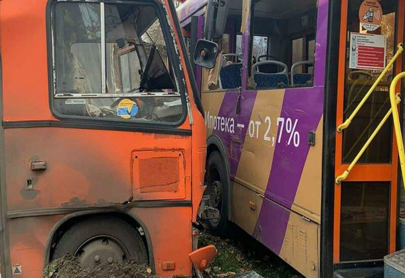 Столкновение двух автобусов и грузовика в России - десятки пострадавших