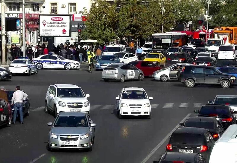 В Баку из-за пожара ограничено движение транспорта