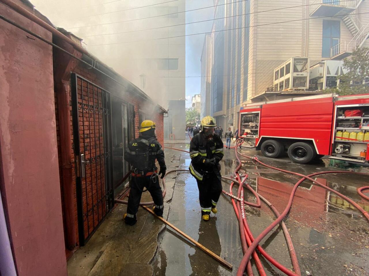 В Баку произошел сильный пожар
