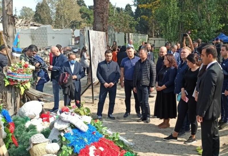 Украинские депутаты на месте гибели мирных жителей в результате армянского обстрела Гянджи