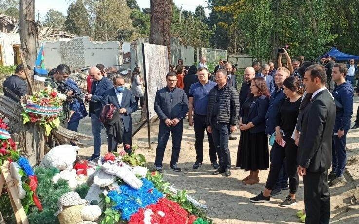 Украинские депутаты на месте гибели мирных жителей в результате армянского обстрела Гянджи