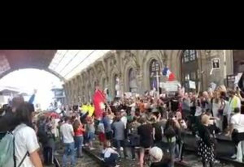 В Ницце протестующие против ковид-паспортов нарушили движение поездов
