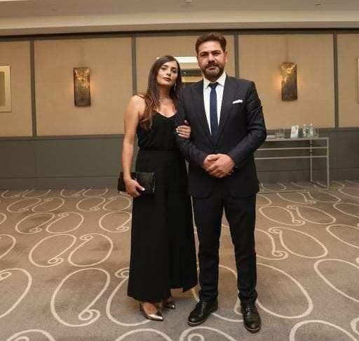 Звезда сериала "Kurtlar Vadisi" с супругой приехал в Баку