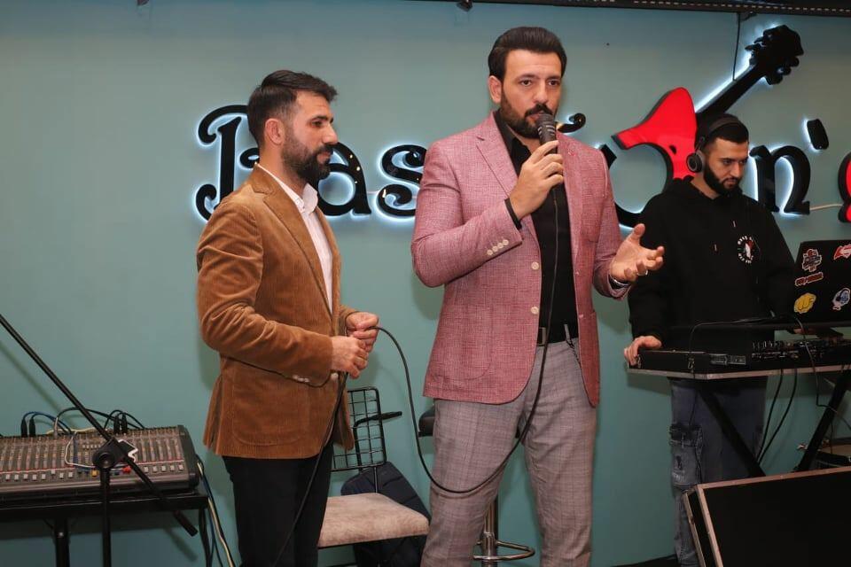 Звезда сериала "Kurtlar Vadisi" с супругой приехал в Баку