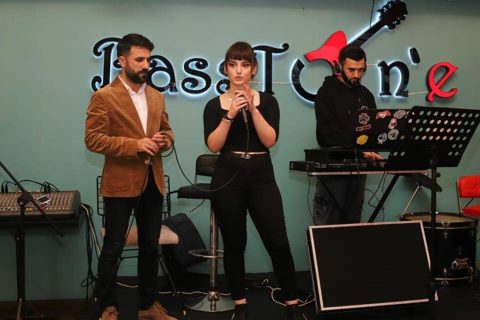 Звезда сериала "Kurtlar Vadisi" с супругой приехал в Баку