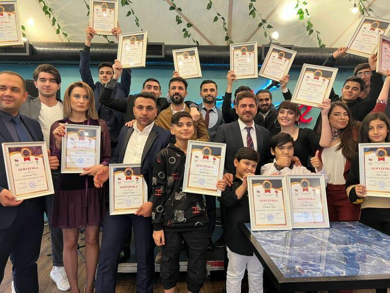 Звезда сериала "Kurtlar Vadisi" с супругой приехал в Баку