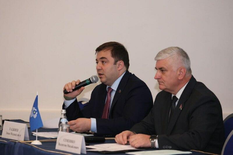 Депутат Эмин Гаджиев рассказал парламентариям СНГ на конференции в Санкт-Петербурге о восстановлении Карабахского и Восточно-Зангезурского экономических районов