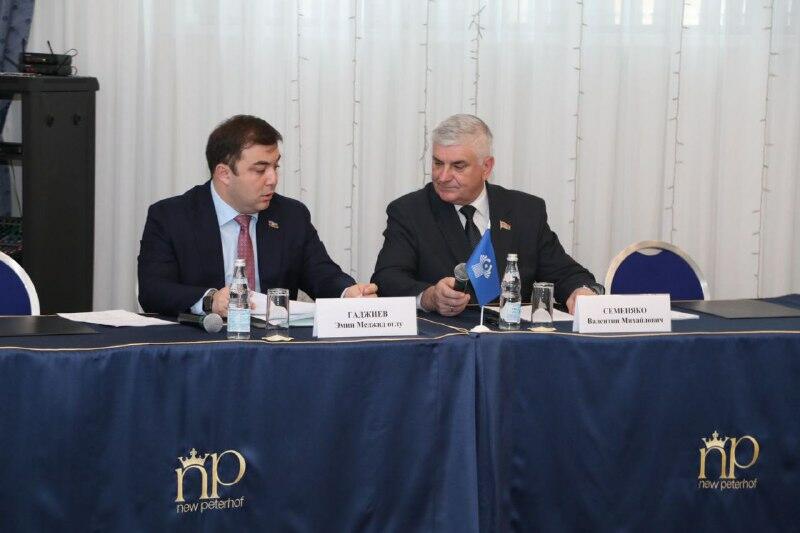 Депутат Эмин Гаджиев рассказал парламентариям СНГ на конференции в Санкт-Петербурге о восстановлении Карабахского и Восточно-Зангезурского экономических районов
