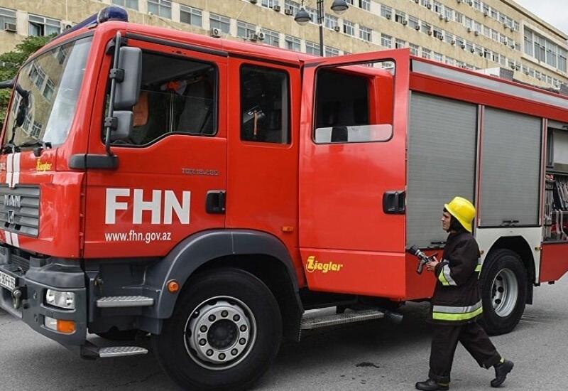 В Баку в жилом здании произошел пожар