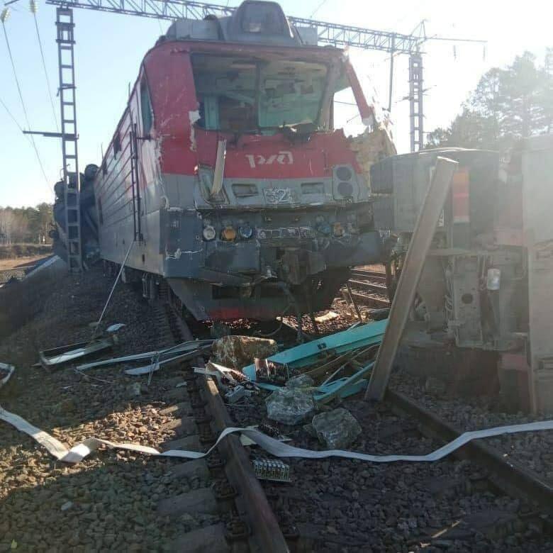 В Амурской области грузовик протаранил поезд