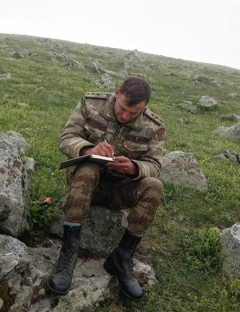 Герой Карабахской войны Сеймур Атилла представил свой первый роман "Элеонора"