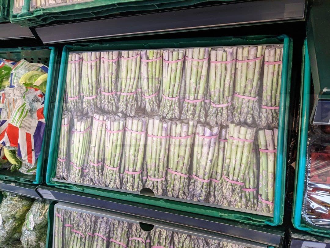 В Британии в супермаркетах опустели полки с продуктами, товар стали заменять фотографиями