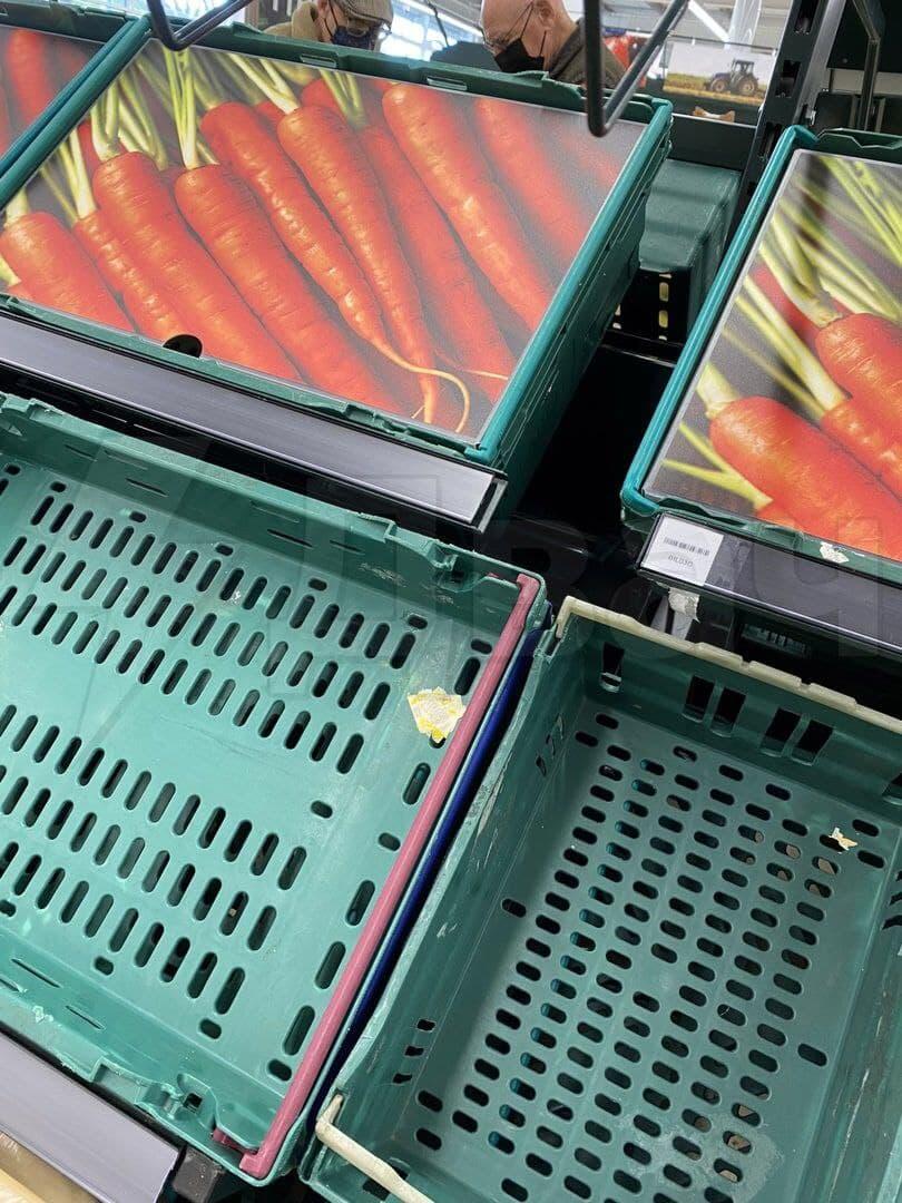 В Британии в супермаркетах опустели полки с продуктами, товар стали заменять фотографиями