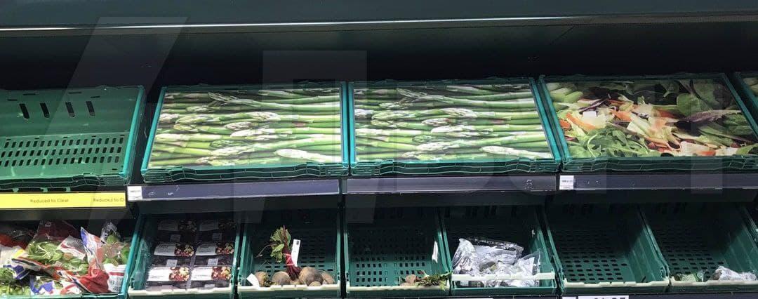 В Британии в супермаркетах опустели полки с продуктами, товар стали заменять фотографиями