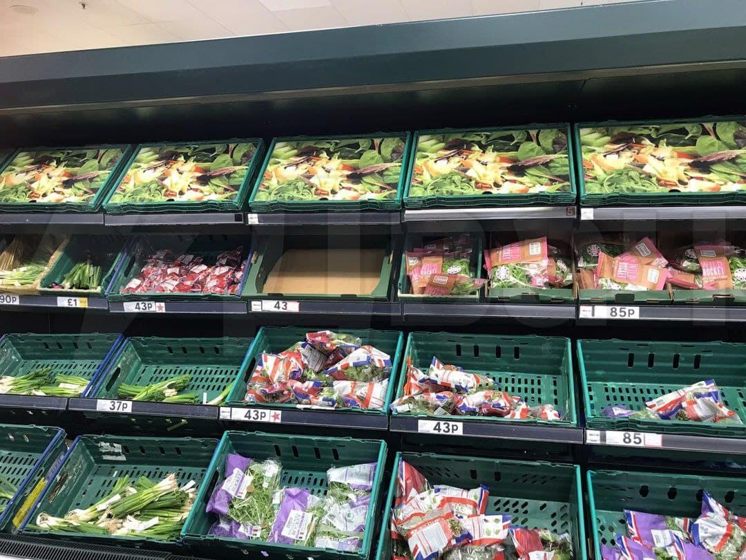 В Британии в супермаркетах опустели полки с продуктами, товар стали заменять фотографиями