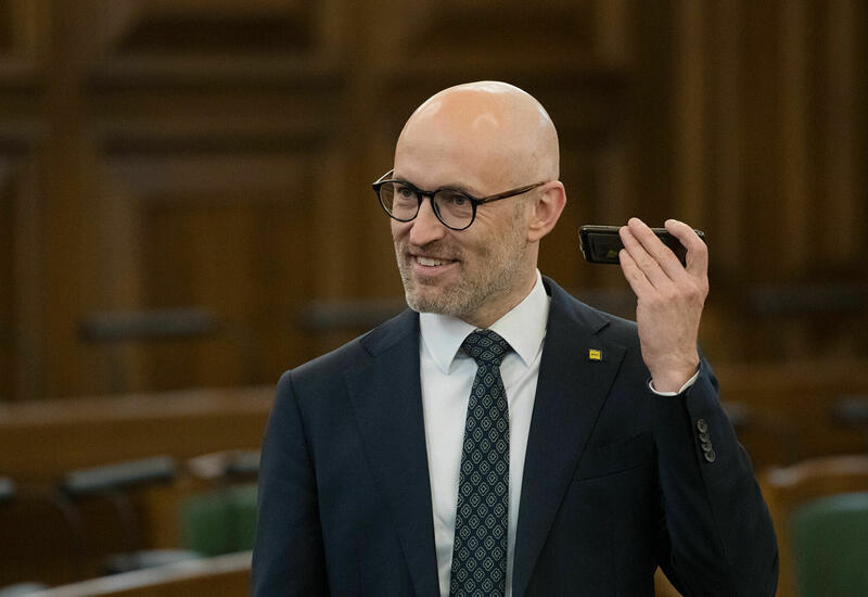 Глава Минздрава Латвии начал сам обзванивать пожилых жителей, чтобы убедить их привиться