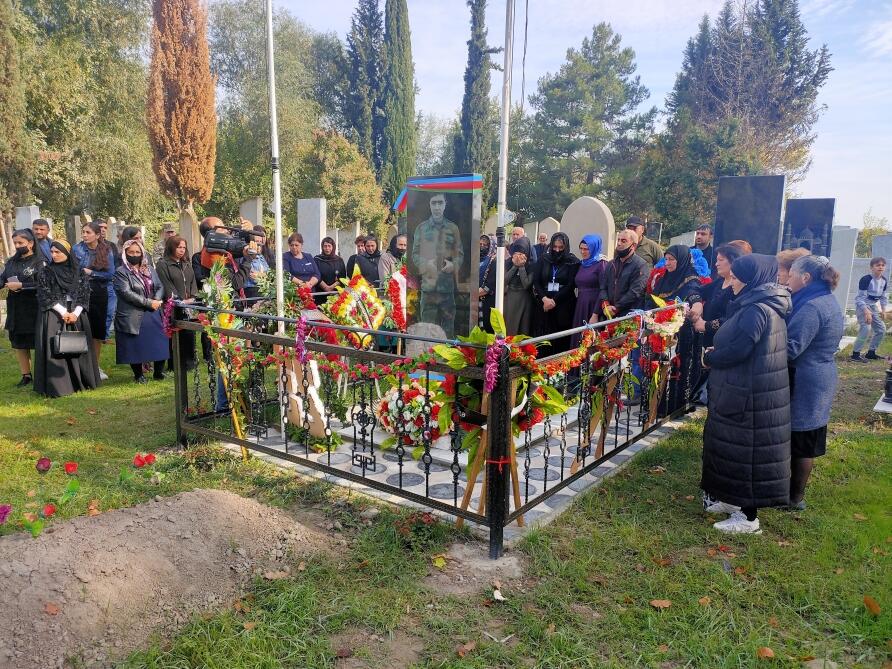Düşmənin xeyli canlı qüvvəsini və texnikasını məhv edən igid döyüşçü Əlibəy Feyruzlunun xatirəsi anılıb