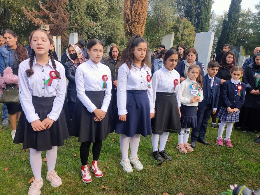 Düşmənin xeyli canlı qüvvəsini və texnikasını məhv edən igid döyüşçü Əlibəy Feyruzlunun xatirəsi anılıb