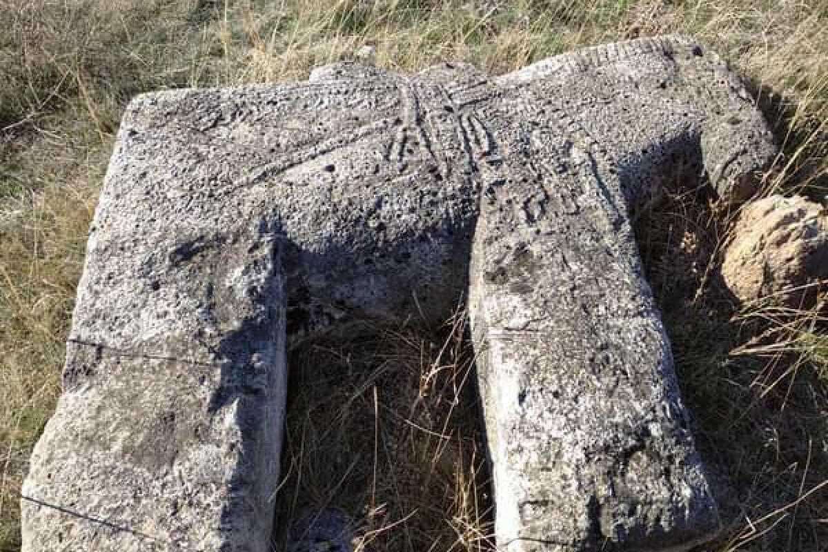 В Лачине обнаружены надгробные фигуры в виде лошадей