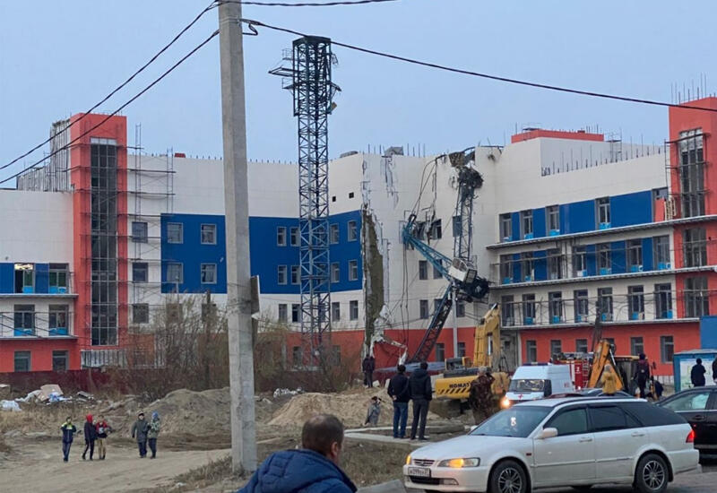 В России строительный кран упал на поликлинику
