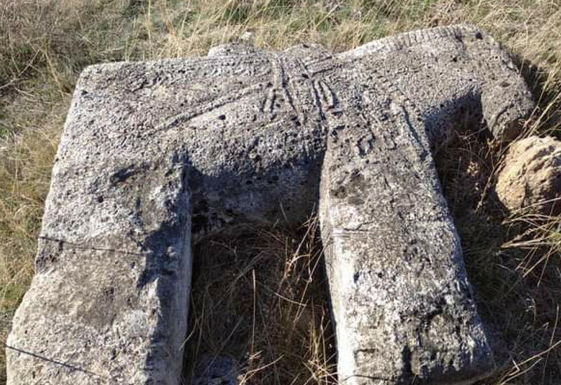В Лачине обнаружены надгробные фигуры в виде лошадей