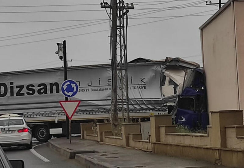 В Баку TIR устроил тяжелую аварию