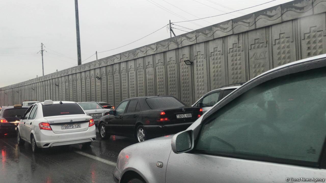 На дороге Сумгайыт-Баку образовался затор