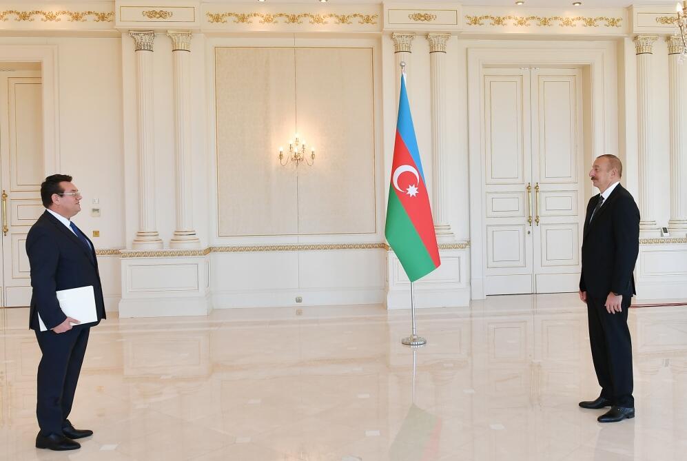 Президент Ильхам Алиев принял верительные грамоты новоназначенного посла Румынии