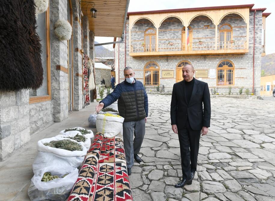Президент Ильхам Алиев и Первая леди Мехрибан Алиева ознакомились с ремонтно-восстановительными работами в мечети Бадоюн в Лагидже