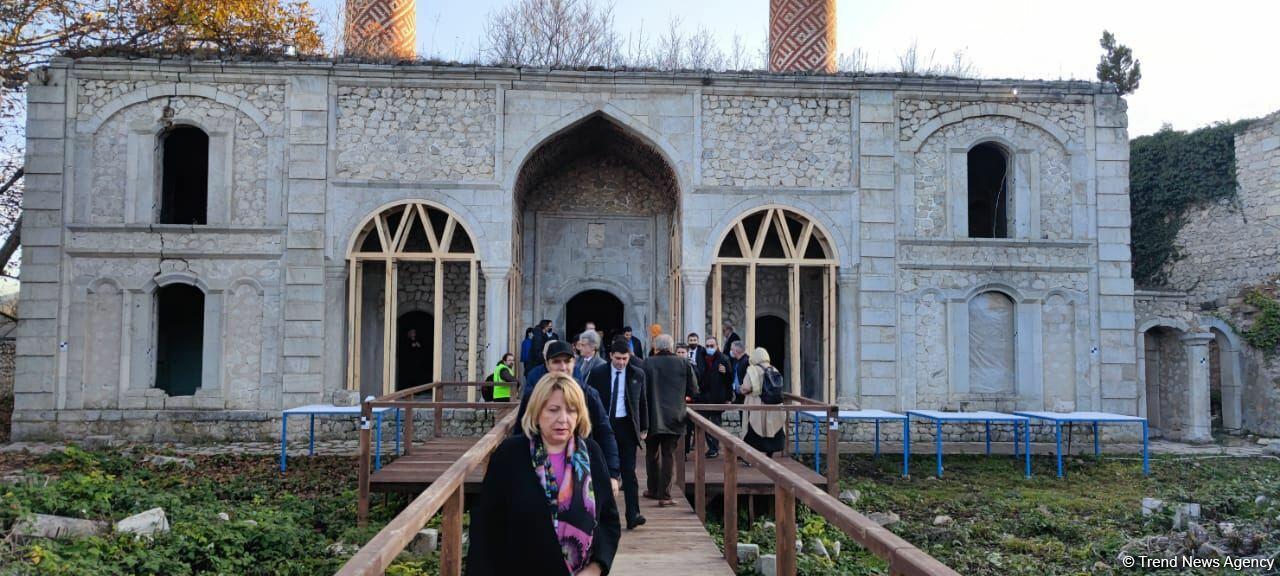 Группа участников VIII Глобального Бакинского форума побывала в мечети Ашагы Говхар Ага в городе Шуша