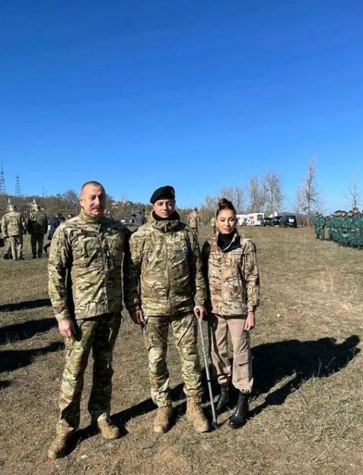 Первый вице-президент Мехрибан Алиева поделилась снимками с солдатами и офицерами ВС Азербайджана на Джыдыр дюзю