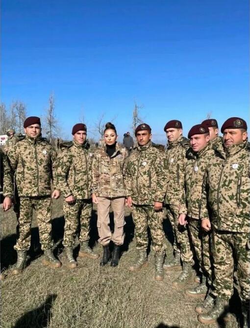 Первый вице-президент Мехрибан Алиева поделилась снимками с солдатами и офицерами ВС Азербайджана на Джыдыр дюзю