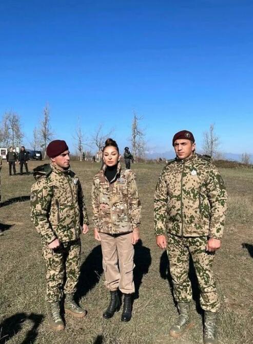 Первый вице-президент Мехрибан Алиева поделилась снимками с солдатами и офицерами ВС Азербайджана на Джыдыр дюзю