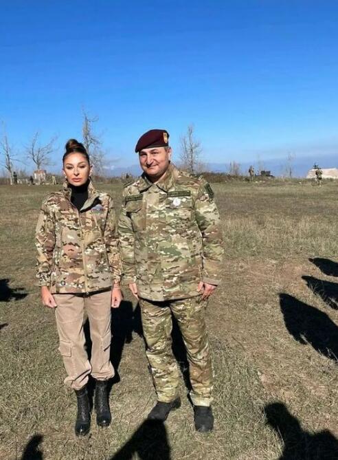 Первый вице-президент Мехрибан Алиева поделилась снимками с солдатами и офицерами ВС Азербайджана на Джыдыр дюзю