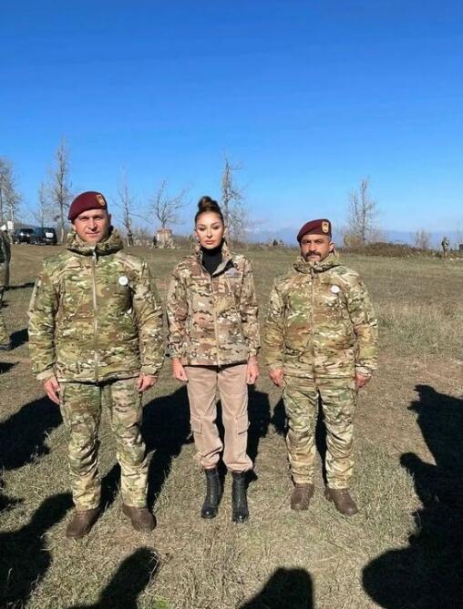 Первый вице-президент Мехрибан Алиева поделилась снимками с солдатами и офицерами ВС Азербайджана на Джыдыр дюзю