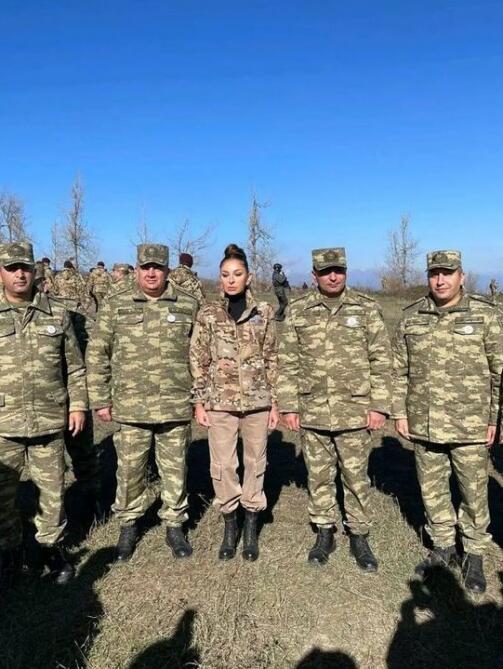 Первый вице-президент Мехрибан Алиева поделилась снимками с солдатами и офицерами ВС Азербайджана на Джыдыр дюзю